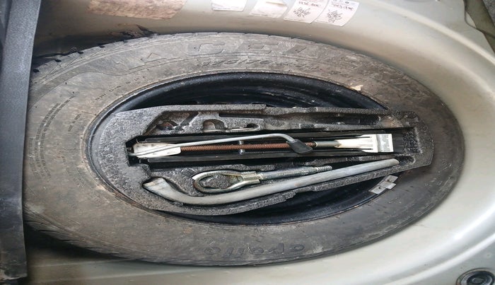 2011 Volkswagen Polo HIGHLINE 1.6L, Petrol, Manual, 79,934 km, tyre