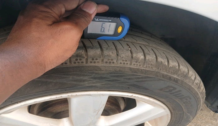 2011 Volkswagen Polo HIGHLINE 1.6L, Petrol, Manual, 79,934 km, tyre