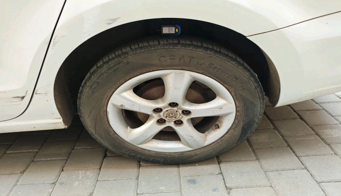 2013 Skoda Rapid ELEGANCE 1.6 MPI MT, Petrol, Manual, 94,297 km, tyre