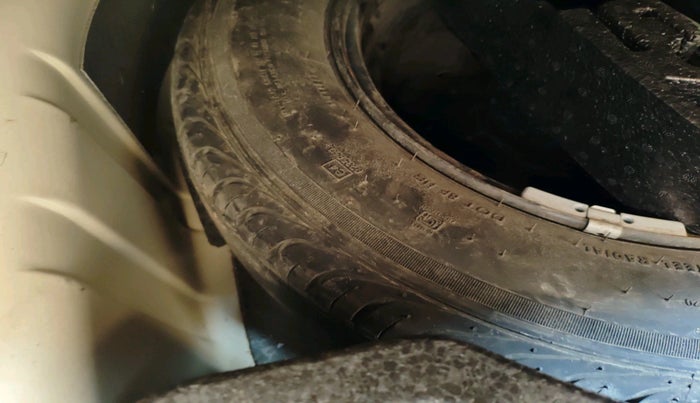 2013 Skoda Rapid ELEGANCE 1.6 MPI MT, Petrol, Manual, 94,297 km, tyre