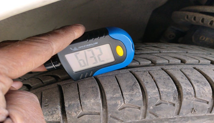 2012 Volkswagen Polo TRENDLINE 1.2L PETROL, Petrol, Manual, 2,33,559 km, tyre