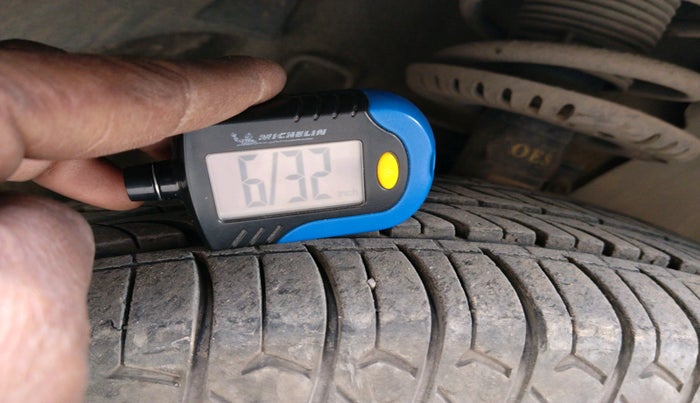 2012 Volkswagen Polo TRENDLINE 1.2L PETROL, Petrol, Manual, 2,33,559 km, tyre