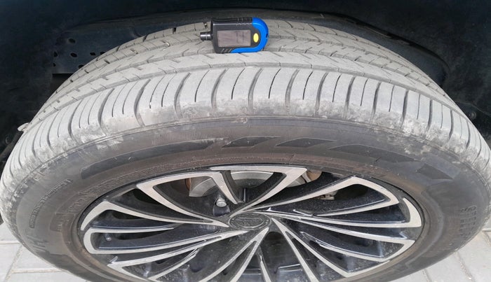 2018 Ford Endeavour TITANIUM 3.2 4X4 AT, Diesel, Automatic, 74,554 km, tyre