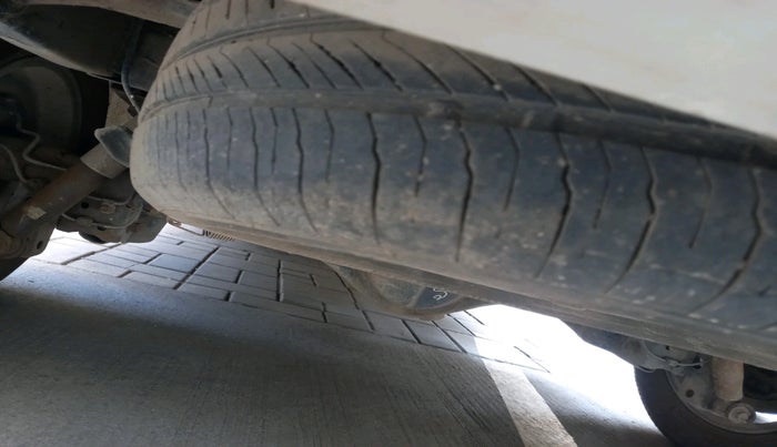 2014 Toyota Innova 2.5 VX 8 STR, Diesel, Manual, 1,12,081 km, tyre