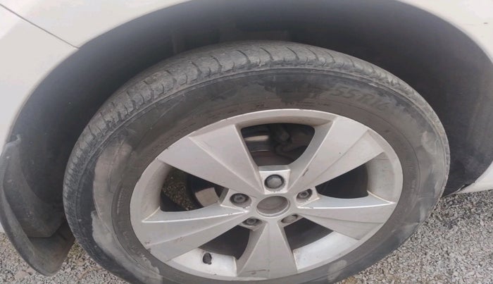 2019 Skoda Octavia AMBITION 1.4 TSI, Petrol, Manual, 86,679 km, tyre