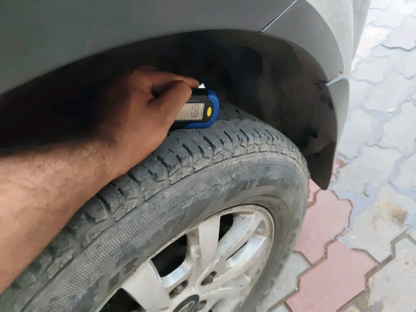 2017 Mahindra XUV500 W10, Diesel, Manual, 1,22,566 km, tyre