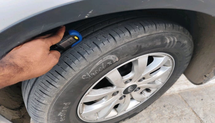 2017 Mahindra XUV500 W10, Diesel, Manual, 1,22,566 km, tyre