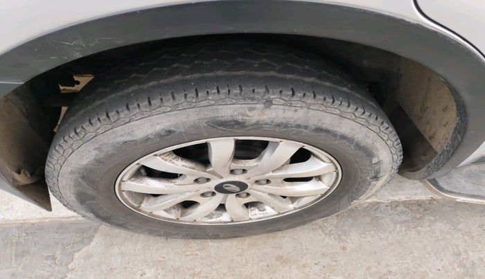 2017 Mahindra XUV500 W10, Diesel, Manual, 1,22,566 km, tyre