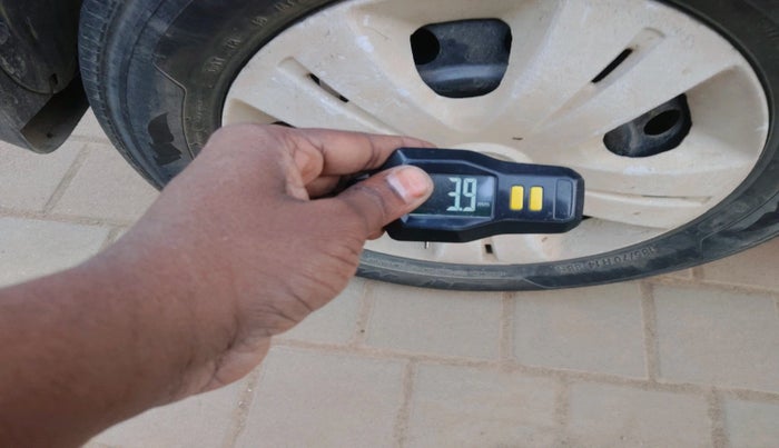 2005 Maruti Swift VXI 1.3, Petrol, Manual, 1,39,028 km, tyre