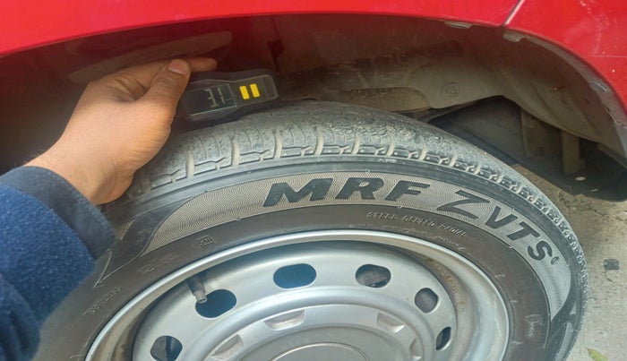 2017 Mahindra Kuv100 K2 6 STR, Petrol, Manual, 27,610 km, tyre