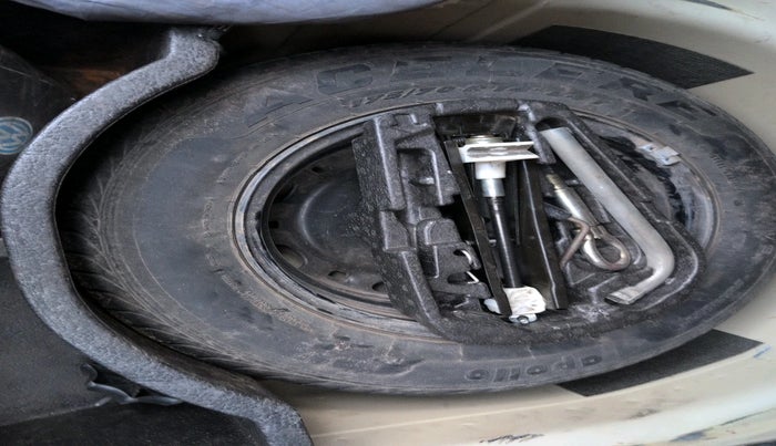 2011 Volkswagen Vento HIGHLINE DIESEL 1.6, Diesel, Manual, 1,17,635 km, tyre