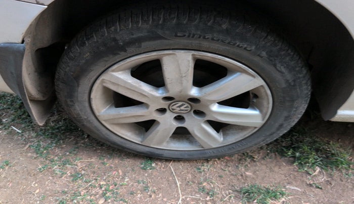 2011 Volkswagen Vento HIGHLINE DIESEL 1.6, Diesel, Manual, 1,17,635 km, tyre