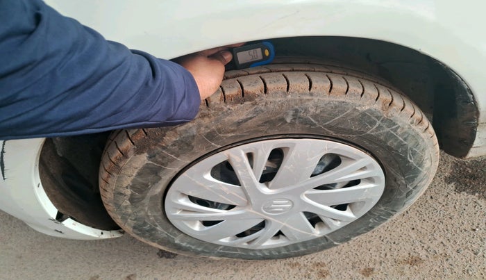 2015 Maruti Swift VXI, Petrol, Manual, 73,609 km, tyre