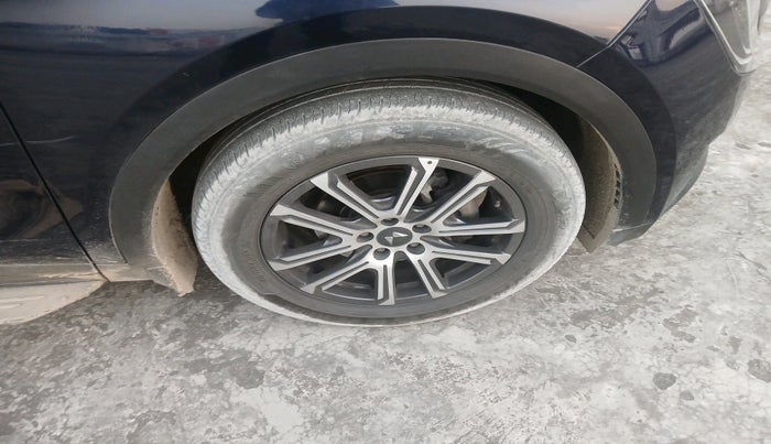 2022 Mahindra XUV700 AX 7 LUXURY D AWD AT 7 STR, Diesel, Automatic, 39,739 km, tyre