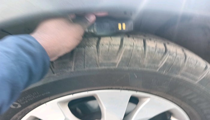 2015 Honda CRV 2.4L 4WD AVN AT, Petrol, Automatic, 1,35,734 km, tyre