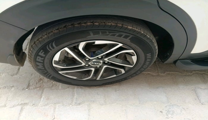 2022 KIA CARENS PRESTIGE PLUS 1.4 PETROL 7 STR, Petrol, Manual, 37,614 km, tyre