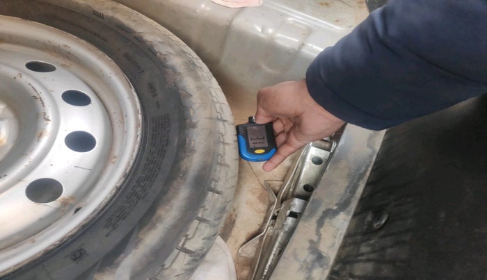 2011 Maruti Swift Dzire LXI, Petrol, Manual, 1,34,370 km, tyre