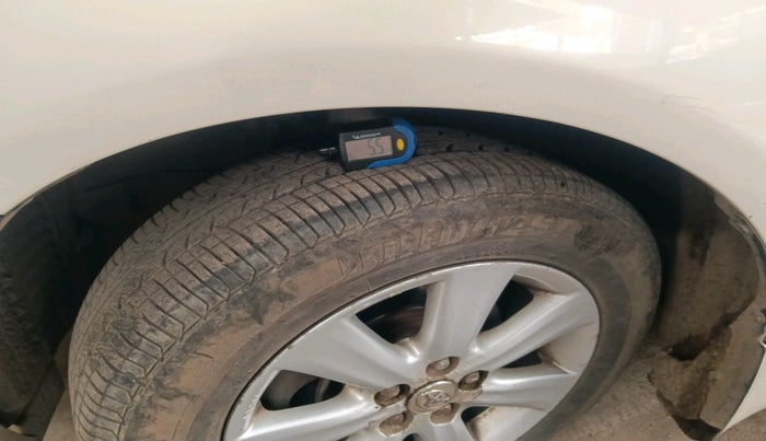 2011 Toyota Corolla Altis G DIESEL, Diesel, Manual, 1,57,894 km, tyre