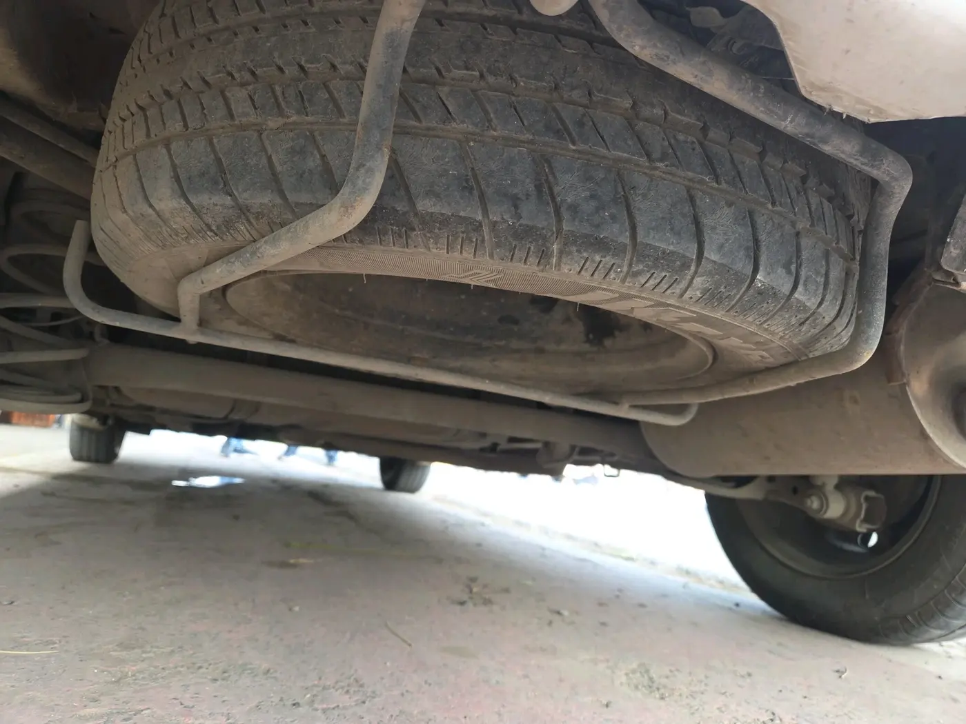 2018 Maruti Ertiga VXI, Petrol, Manual, 5,00,000 km, tyre