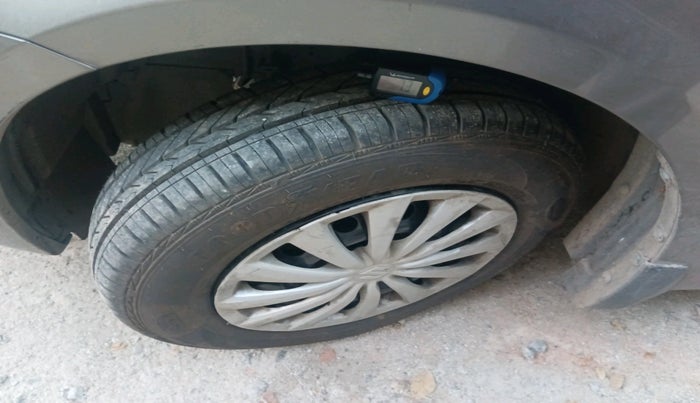 2015 Maruti Swift Dzire VXI, Petrol, Manual, 50,370 km, tyre