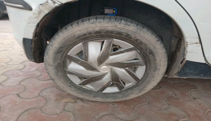 2016 Maruti Swift VXI, Petrol, Manual, 1,51,008 km, tyre