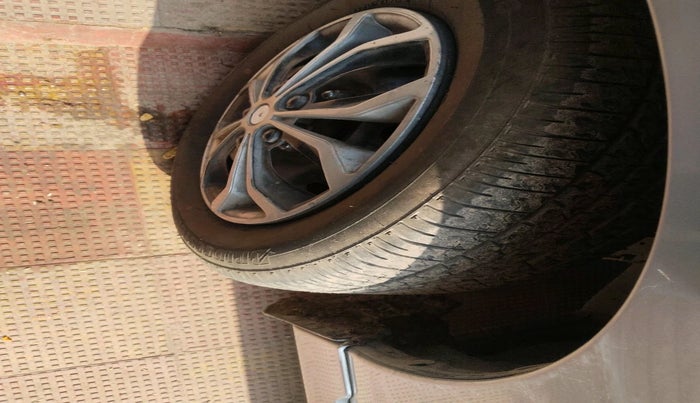 2016 Toyota Innova 2.5 GX 7 STR, Diesel, Manual, 2,15,593 km, tyre