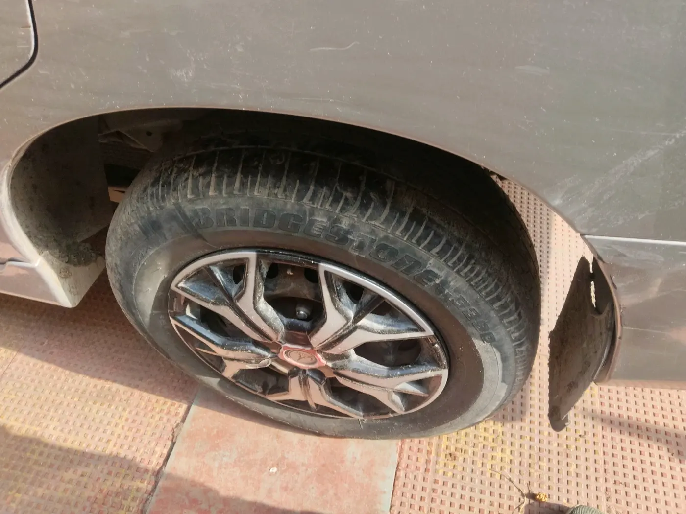 2016 Toyota Innova 2.5 GX 7 STR, Diesel, Manual, 2,15,593 km, tyre