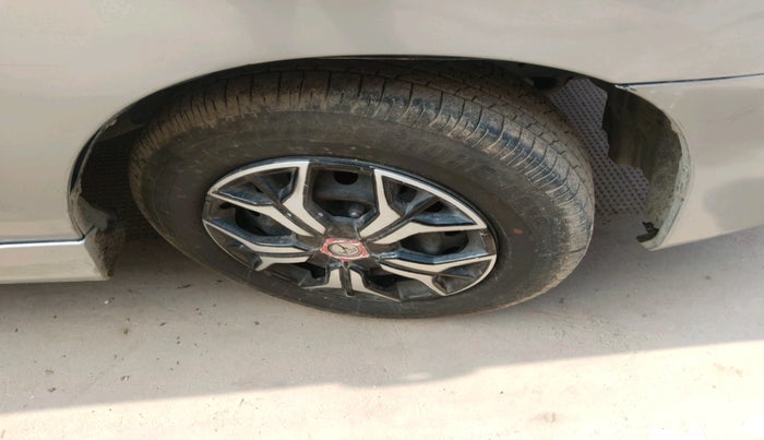 2016 Toyota Innova 2.5 GX 7 STR, Diesel, Manual, 2,15,593 km, tyre