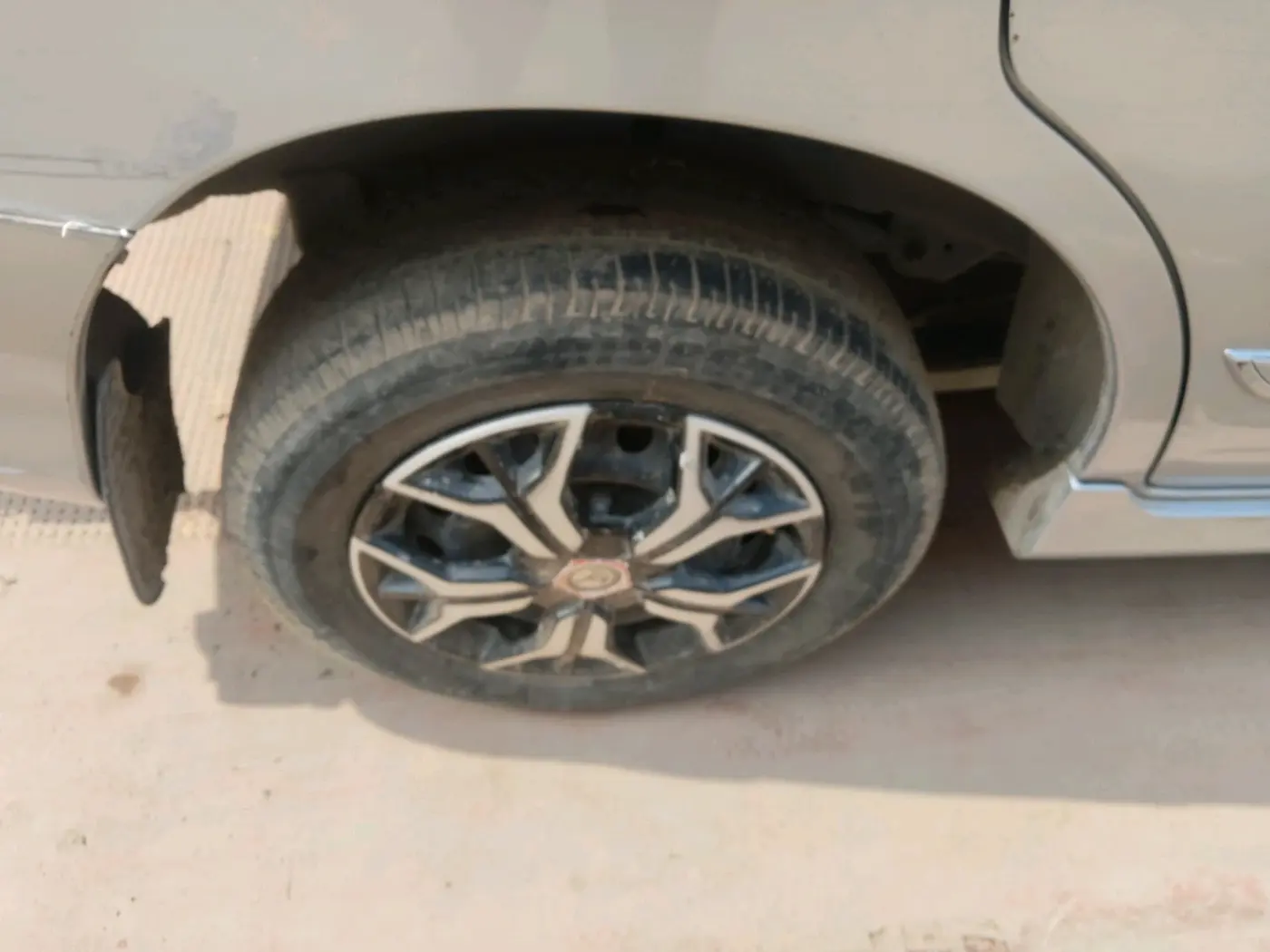 2016 Toyota Innova 2.5 GX 7 STR, Diesel, Manual, 2,15,593 km, tyre