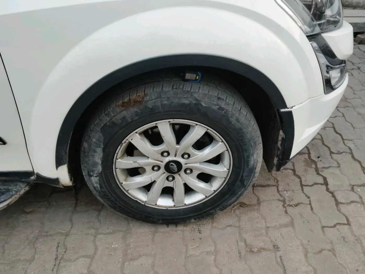 2017 Mahindra XUV500 W10, Diesel, Manual, 1,48,410 km, tyre