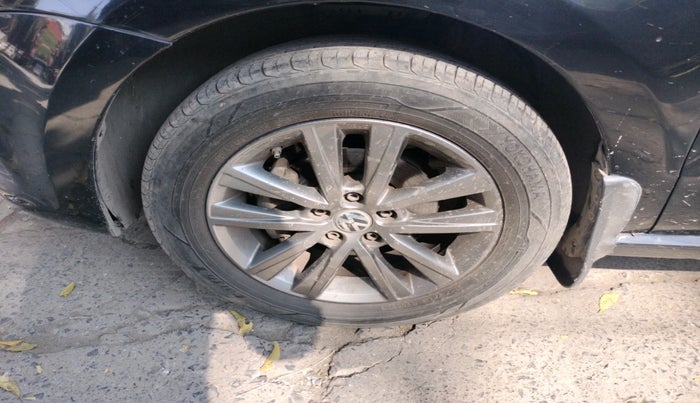 2017 Volkswagen Polo COMFORTLINE 1.2L, Petrol, Manual, 50,870 km, tyre