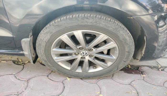 2017 Volkswagen Polo COMFORTLINE 1.2L, Petrol, Manual, 50,870 km, tyre