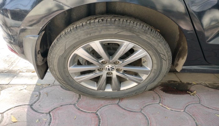 2017 Volkswagen Polo COMFORTLINE 1.2L, Petrol, Manual, 50,870 km, tyre