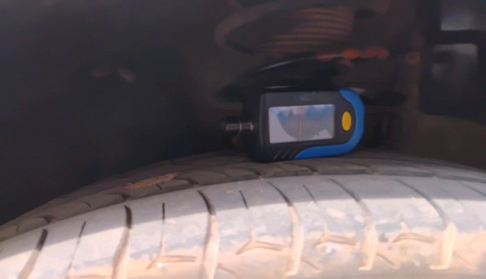 2017 Volkswagen Vento HIGHLINE 1.6 MPI, Petrol, Manual, 1,02,294 km, tyre