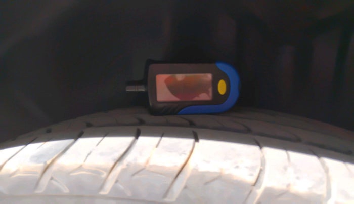 2017 Volkswagen Vento HIGHLINE 1.6 MPI, Petrol, Manual, 1,02,294 km, tyre