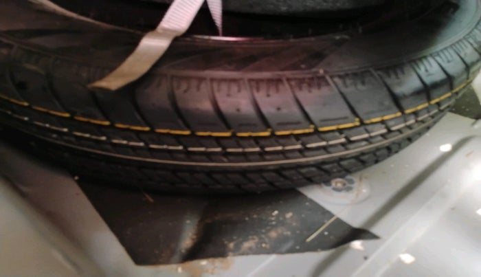 2017 Volkswagen Vento HIGHLINE 1.6 MPI, Petrol, Manual, 1,02,294 km, tyre