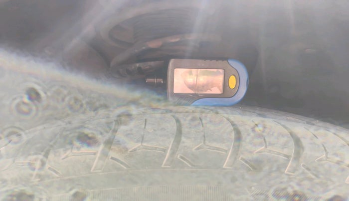 2017 Volkswagen Vento HIGHLINE 1.6 MPI, Petrol, Manual, 1,02,294 km, tyre