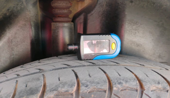 2017 Volkswagen Vento HIGHLINE 1.6 MPI, Petrol, Manual, 1,02,294 km, tyre