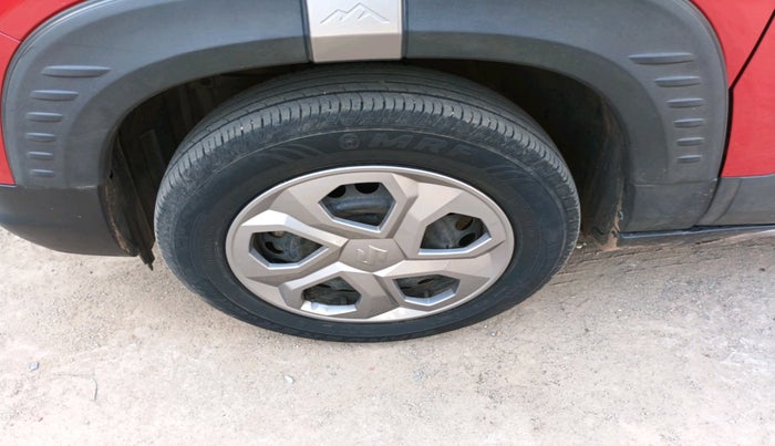 2023 Maruti BREZZA LXI SMART HYBRID, Petrol, Manual, 29,472 km, tyre