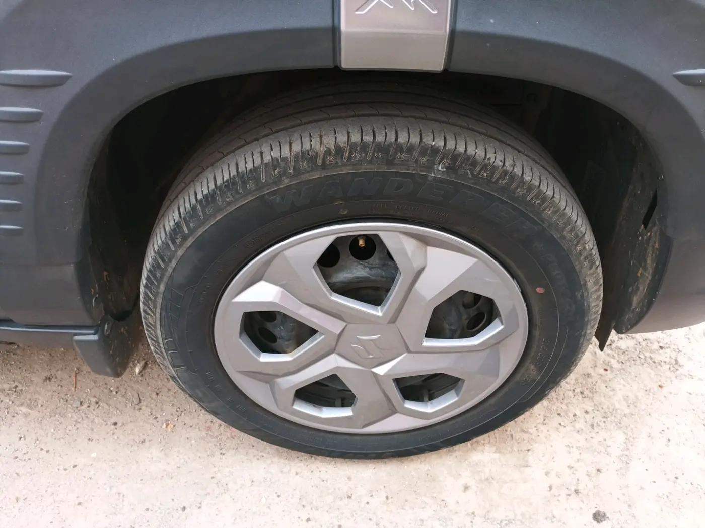 2023 Maruti BREZZA LXI SMART HYBRID, Petrol, Manual, 29,472 km, tyre