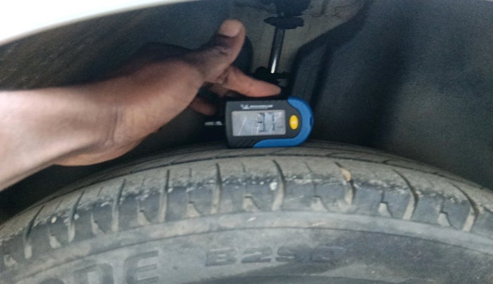 2016 Volkswagen Vento HIGHLINE 1.6 MPI, Petrol, Manual, 1,32,622 km, tyre