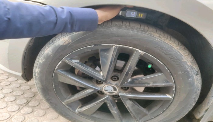 2017 Skoda Rapid STYLE 1.5 TDI AT, Diesel, Automatic, 1,78,469 km, tyre