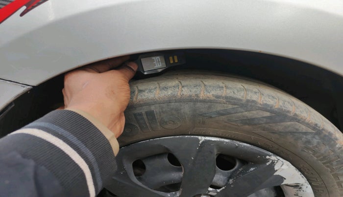 2014 Hyundai Eon MAGNA +, Petrol, Manual, 1,04,596 km, tyre