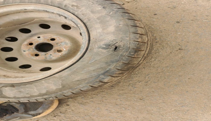 2014 Hyundai Eon MAGNA +, Petrol, Manual, 1,04,596 km, tyre