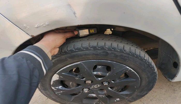 2014 Hyundai Eon MAGNA +, Petrol, Manual, 1,04,596 km, tyre