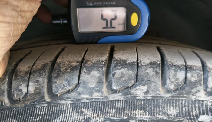 2013 Jaguar XF 2.2 DIESEL LUXURY, Diesel, Automatic, 1,05,971 km, tyre