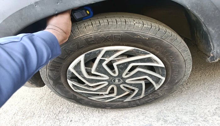 2017 Renault Kwid RXT 1.0 AMT, Petrol, Automatic, 34,069 km, tyre