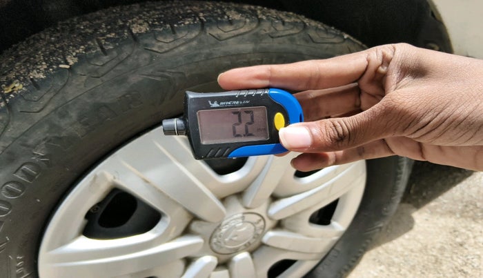 2012 Skoda Rapid AMBITION 1.6 TDI CR MT PLUS, Diesel, Manual, 1,93,801 km, tyre