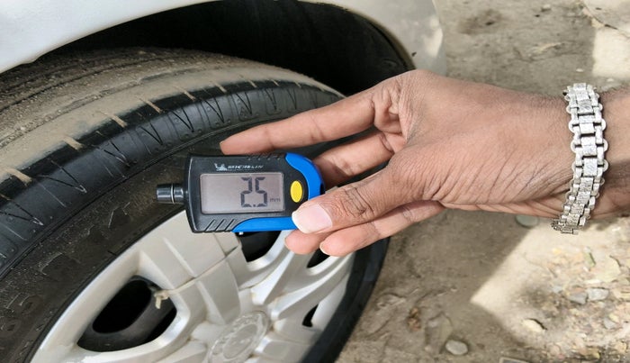 2012 Skoda Rapid AMBITION 1.6 TDI CR MT PLUS, Diesel, Manual, 1,93,801 km, tyre