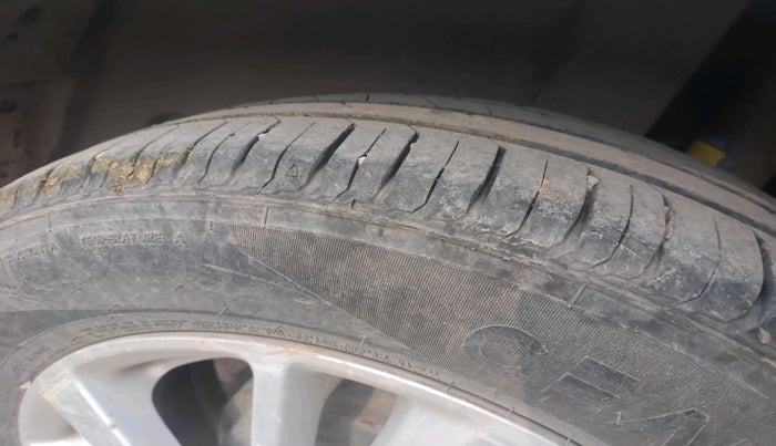 2012 Maruti Swift ZXI, Petrol, Manual, 1,25,002 km, tyre